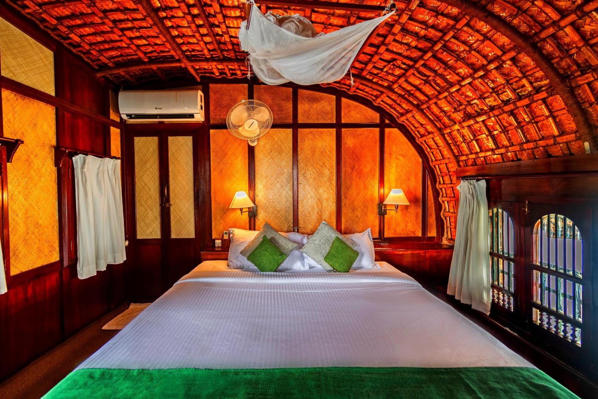 Spice Coast Cruises - Houseboat, A Cgh Earth Experience Hotel Alappuzha Exterior photo