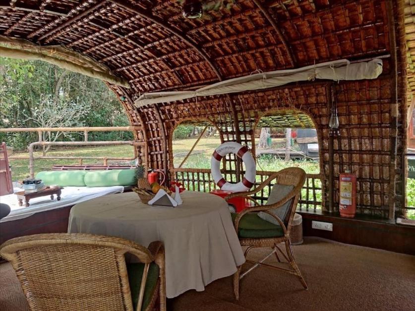 Spice Coast Cruises - Houseboat, A Cgh Earth Experience Hotel Alappuzha Exterior photo