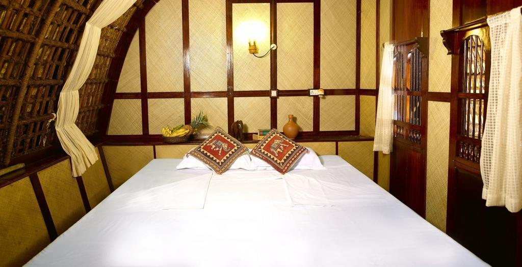 Spice Coast Cruises - Houseboat, A Cgh Earth Experience Hotel Alappuzha Exterior photo